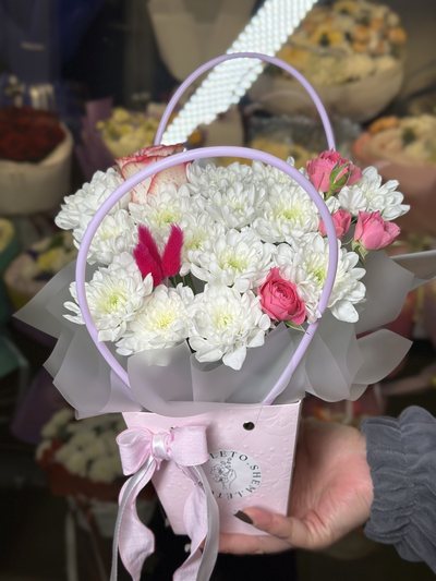 Букет «Сумочка с хризантемой и розами» — доставка цветов в Шемонаихе