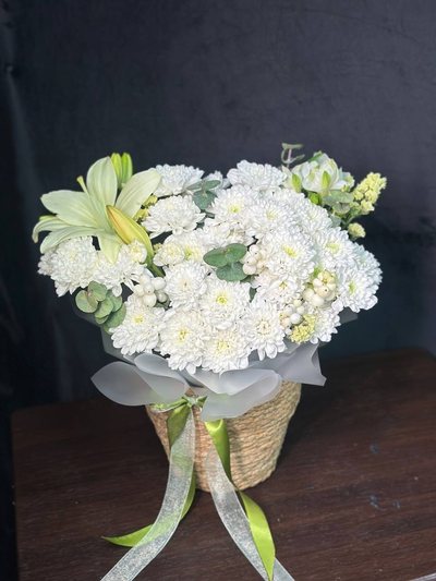 Букет «Лилия с альстромерией и хризантемой в кашпо» — доставка цветов в Шемонаихе