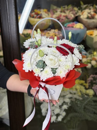 Букет «Хризантема с розой и эустомой в сумочке» — доставка цветов в Шемонаихе