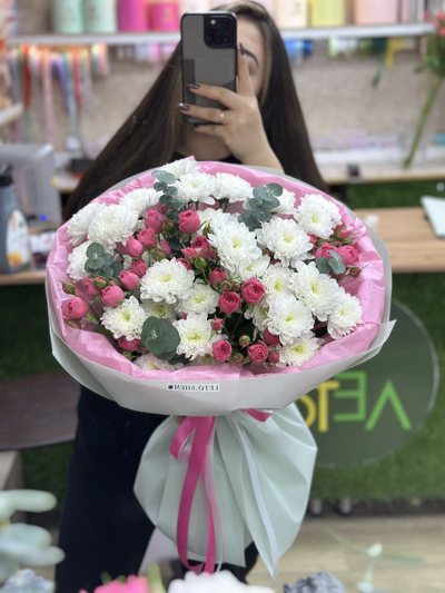 Букет «Хризантема алтай с кустовой розой софи бэйби и эвкалиптом» — доставка цветов в Шемонаихе