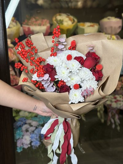 Букет «Белая хризантема с красной розой» — доставка цветов в Шемонаихе