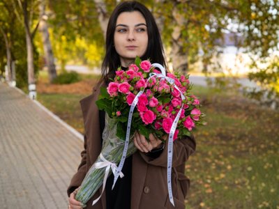 Букет «Кустовые розы в зонтике» — доставка цветов в Шемонаихе
