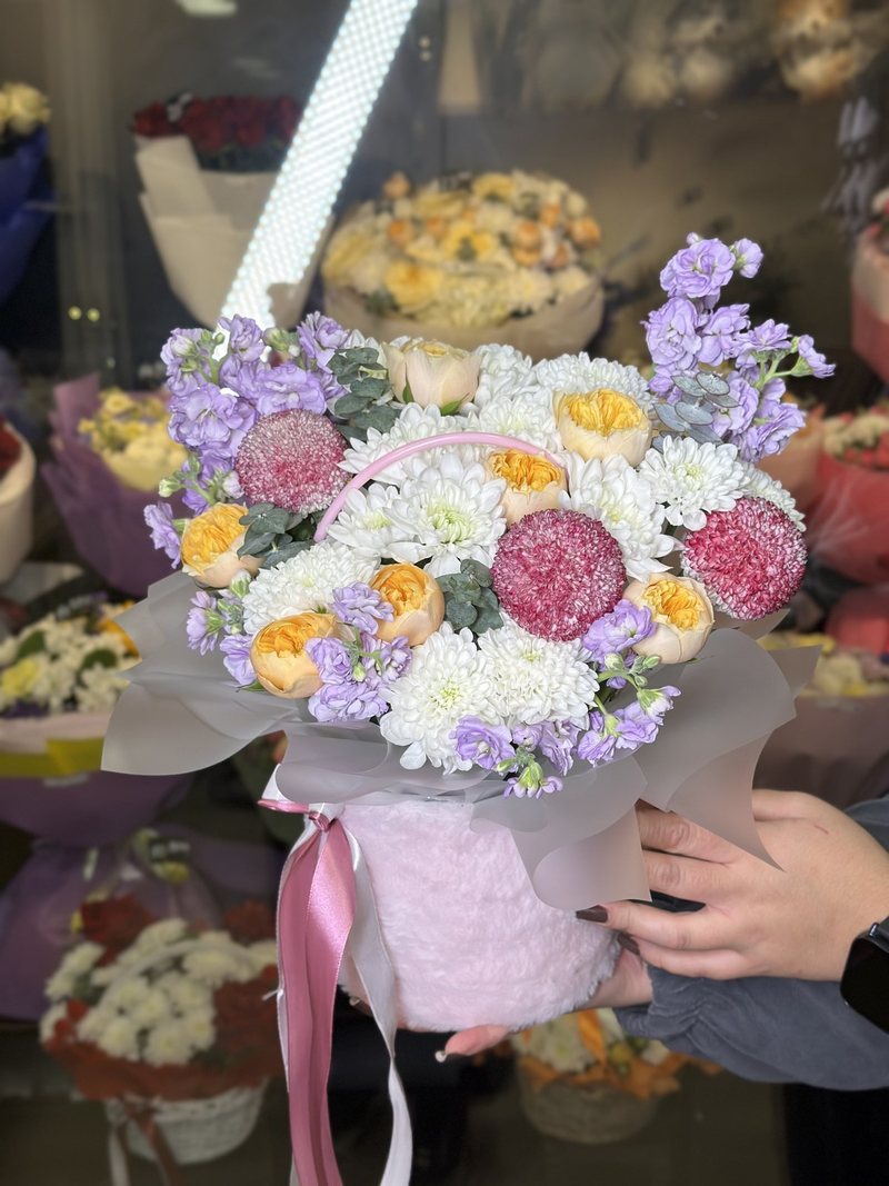 Букет «Хризантема с маттиолой и кустовой розой в сумочке» — доставка цветов в Шемонаихе