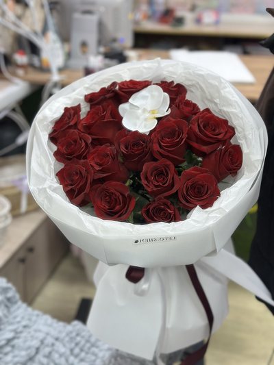 Букет «Красные розы с орхидеей» — доставка цветов в Шемонаихе