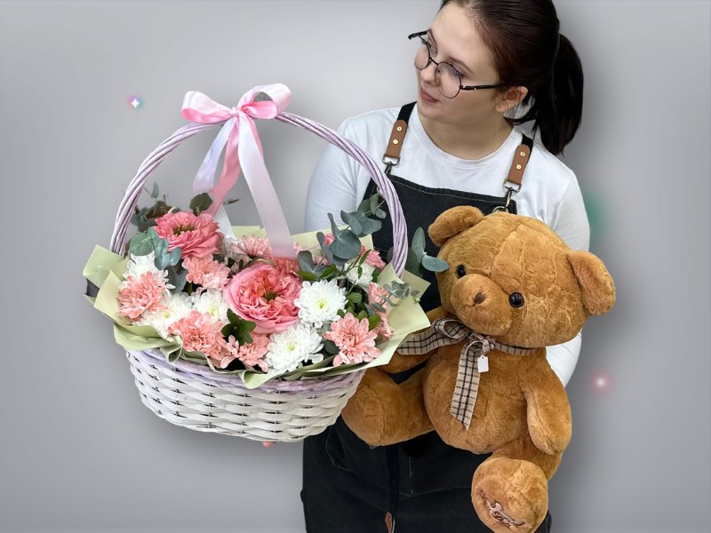 Букет «Цветочная корзина и плюшевый мишка» — доставка цветов в Шемонаихе