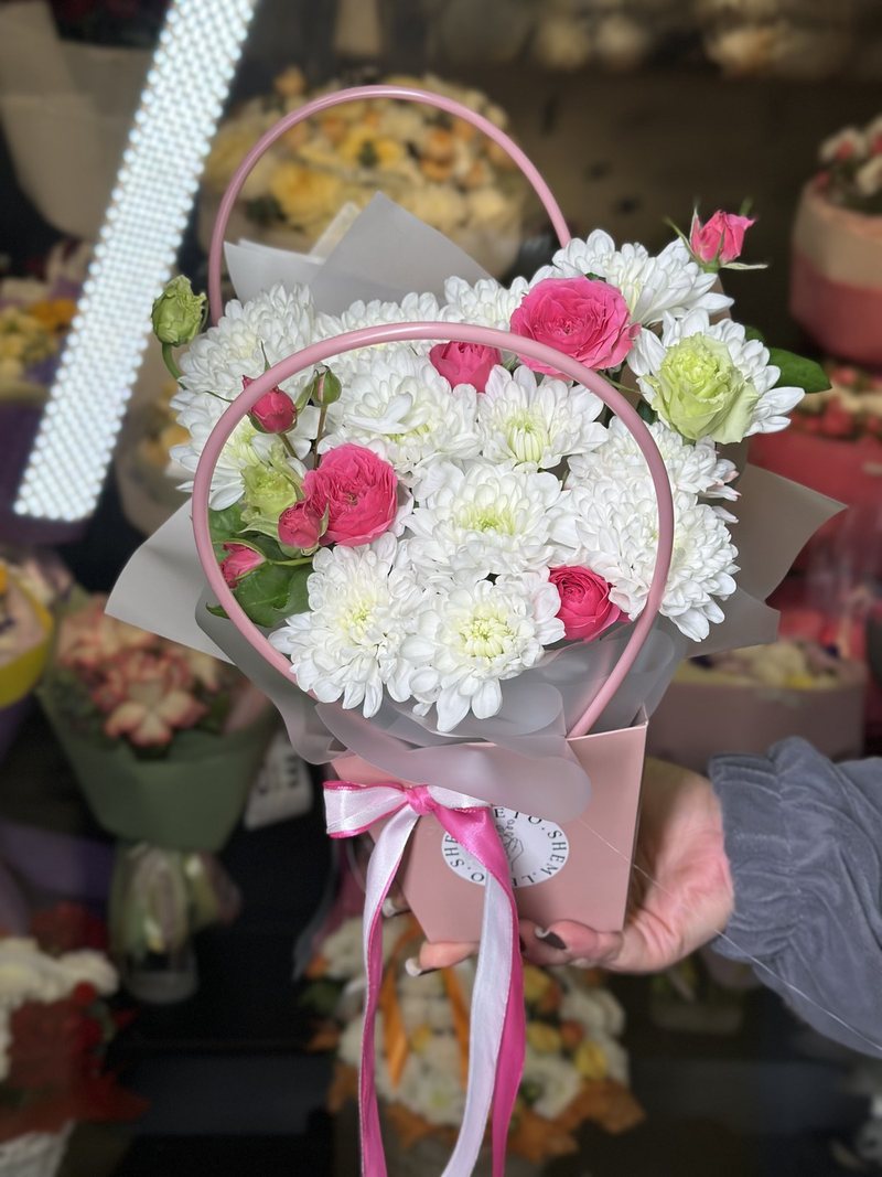 Букет «Сумочка с хризантемой и кустовой розой» — доставка цветов в Шемонаихе